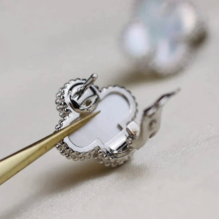 ¡®Veyra Jewelry¡¯CLOVER MEDIUM 1 MOTIFS WHITE MOP EARRINGS SILVER