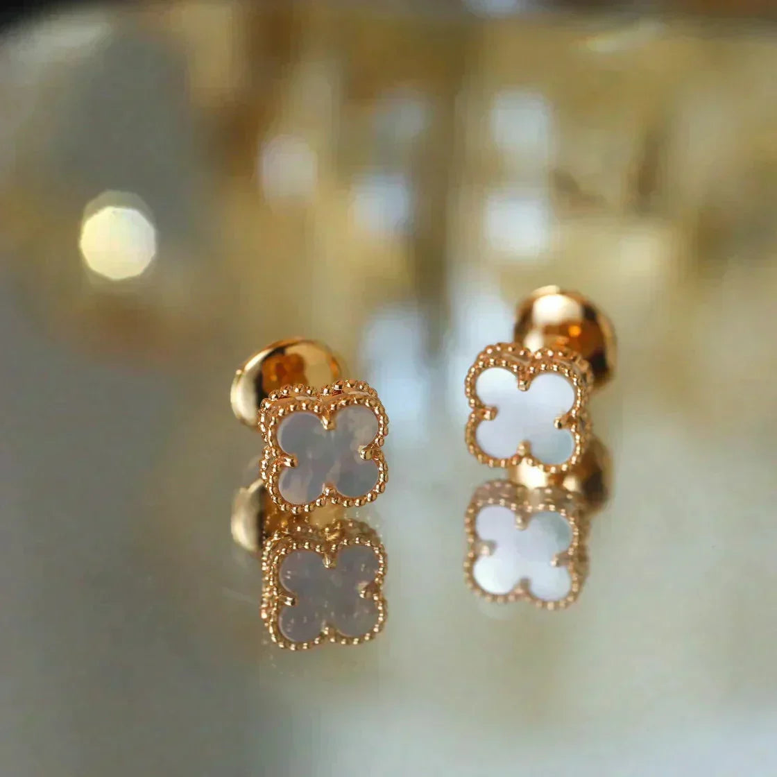 ¡®Veyra Jewelry¡¯CLOVER MINI 9.5MM WHITE MOP EARRINGS