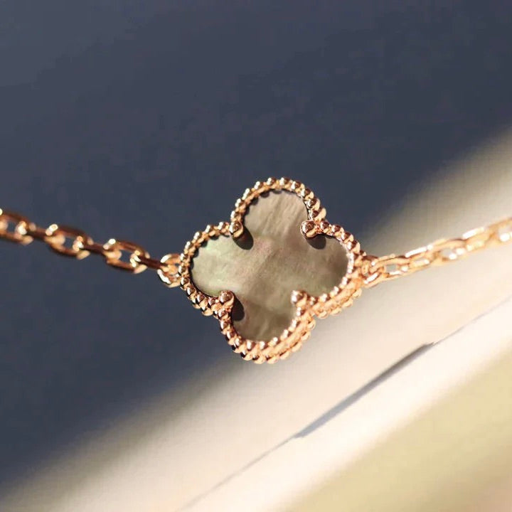 ¡®Veyra Jewelry¡¯CLOVER 20 MOTIFS LASER DIAMOND NECKLACE