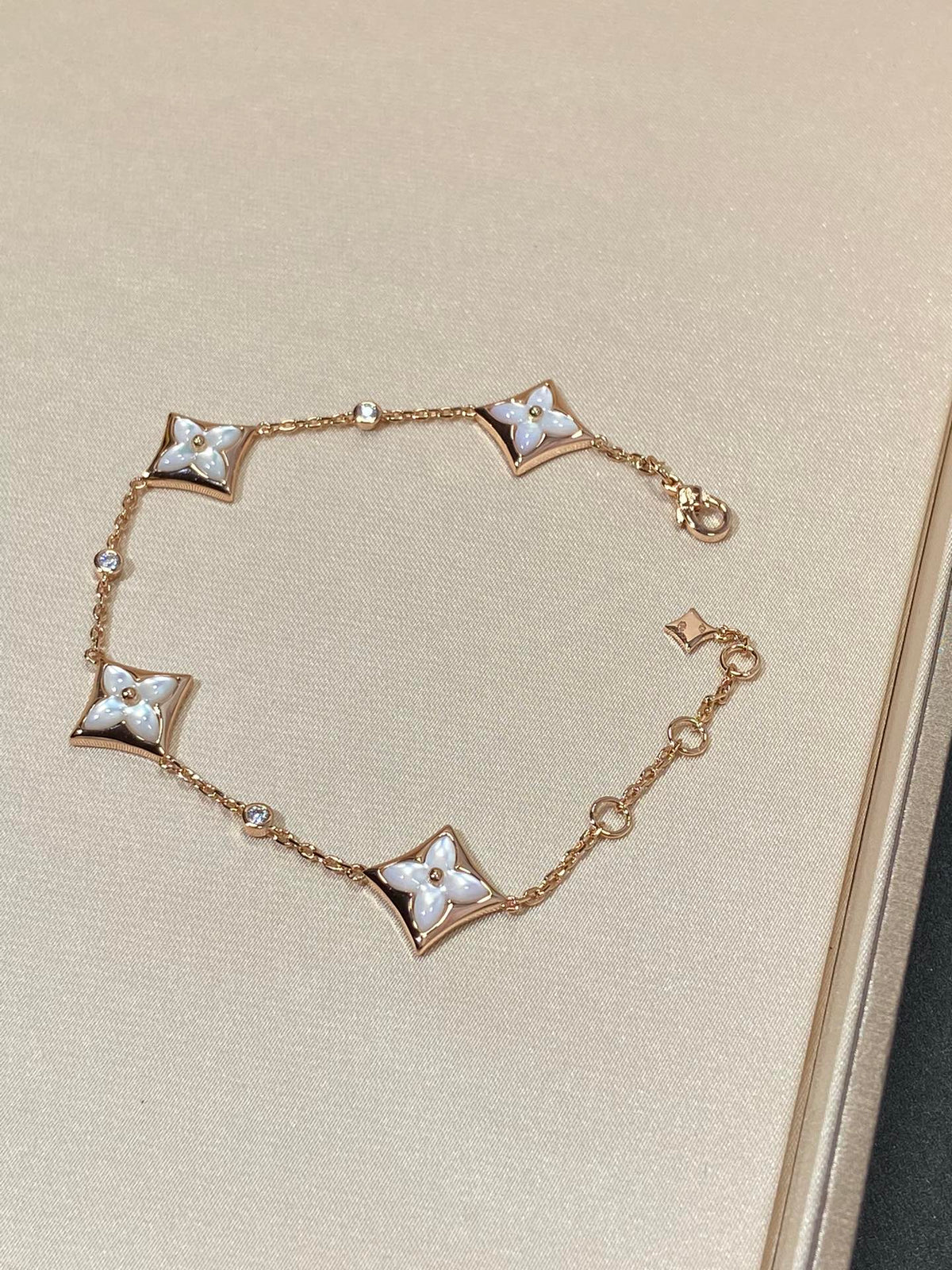 ¡®Veyra Jewelry¡¯STAR 4 MOTIF MOP DIAMOND PINK GOLD BRACELET