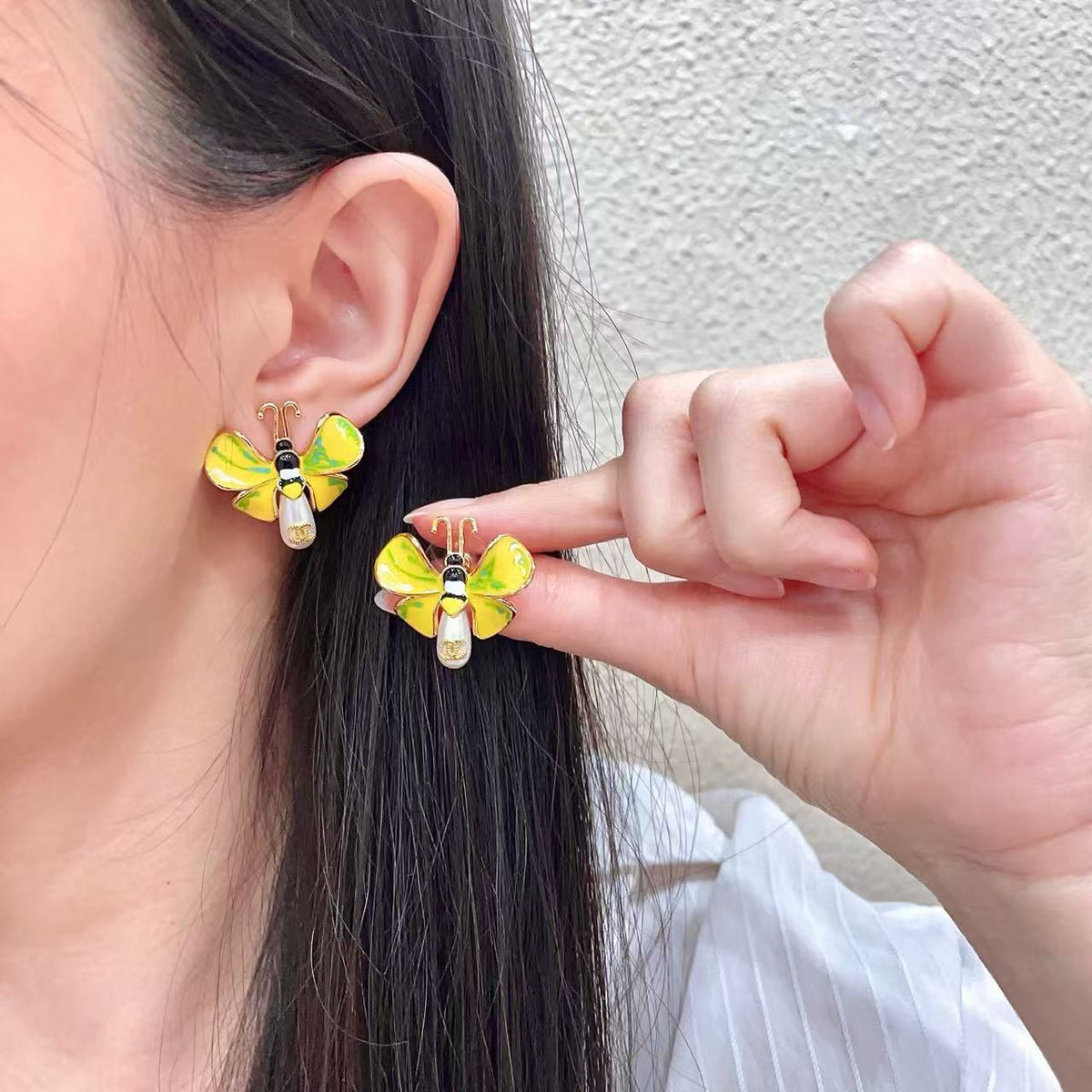 [Veyra Jewelry] Ladybug Enamel & Faux Pearl Clip-On Earrings