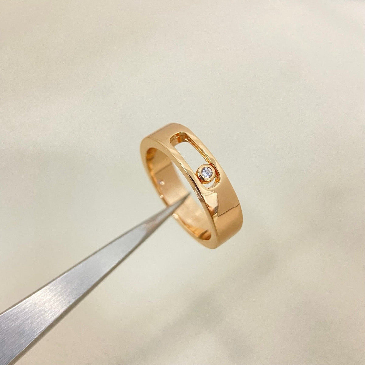[Veyra Jewelry]Move Wide Band Single Moving Diamond Ring