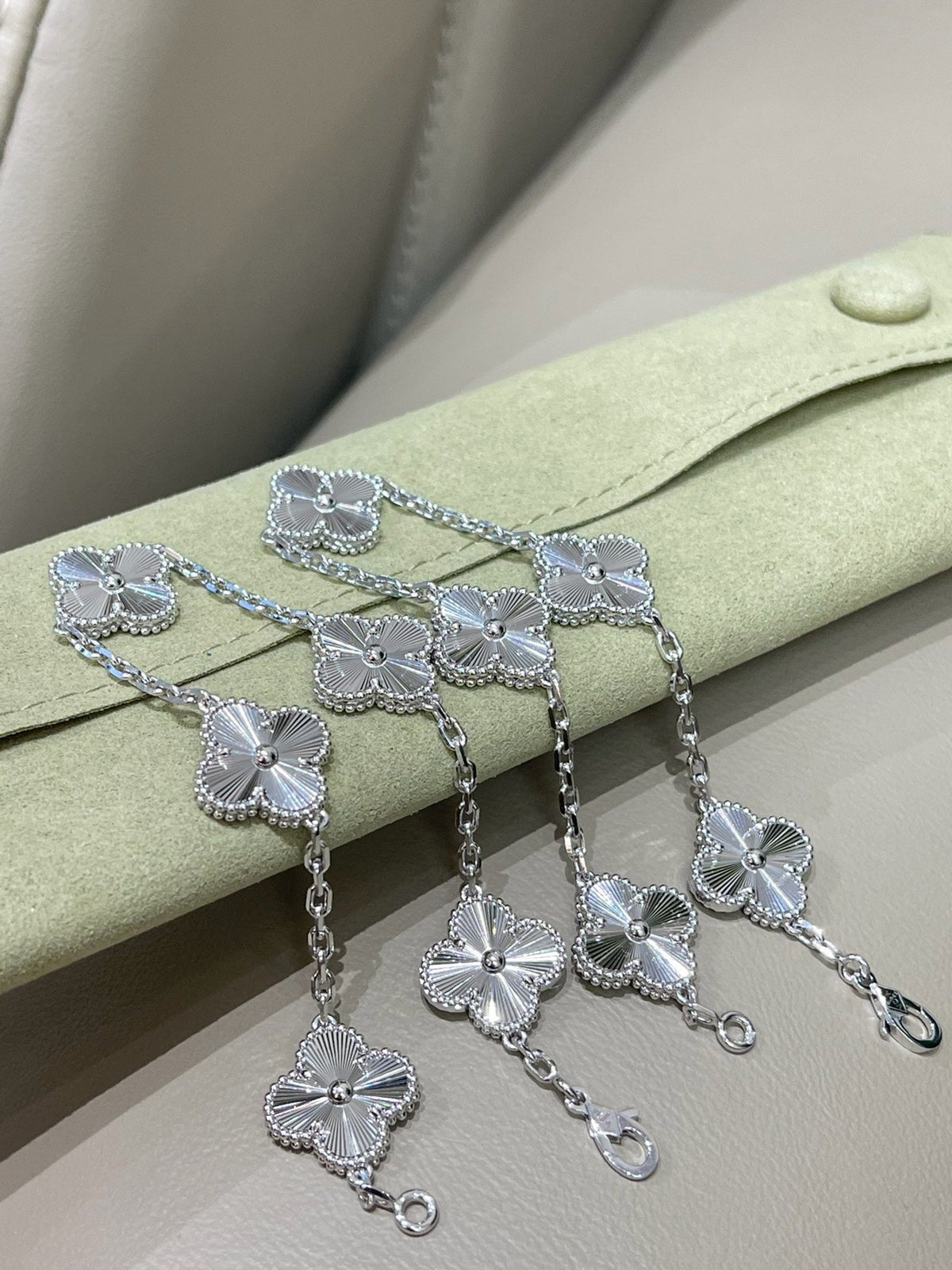 [Veyra Jewelry]Vintage Alhambra 5‑Flower Guilloché Silver‑Tone Bracelet