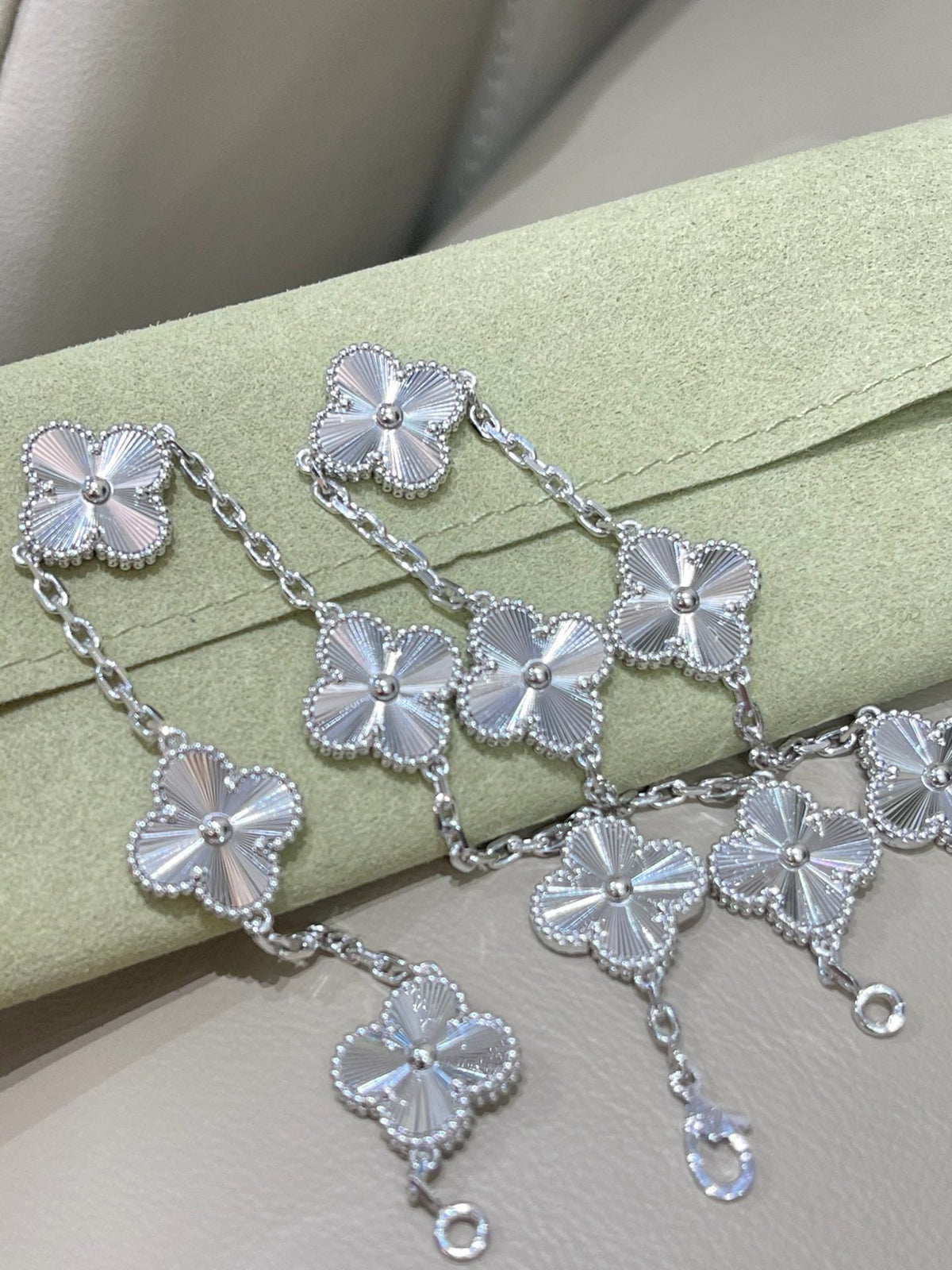 [Veyra Jewelry]Vintage Alhambra 5‑Flower Guilloché Silver‑Tone Bracelet