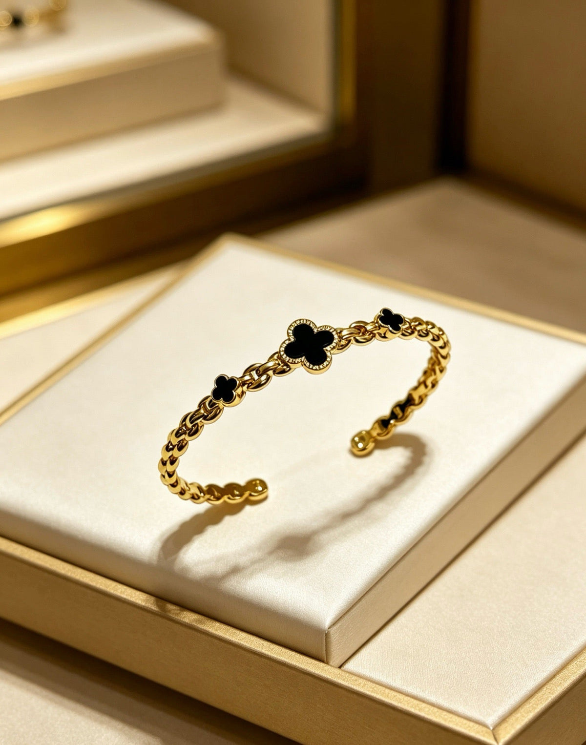 ¡®Veyra Jewelry¡¯Vintage Alhambra 3‑Flower Open Cuff, Black Onyx Gold‑Tone Chain Bangle
