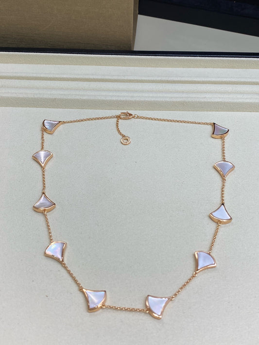 [Veyra Jewelry] A necklace with ten white fritillary pearls