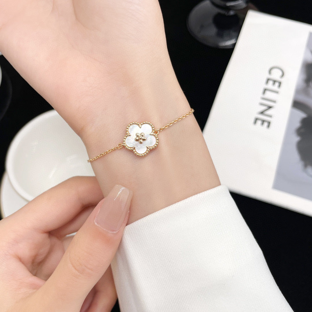 ¡®Veyra Jewelry¡¯LUCKY WHITE MOP PLUM BLOSSOM  BRACELET