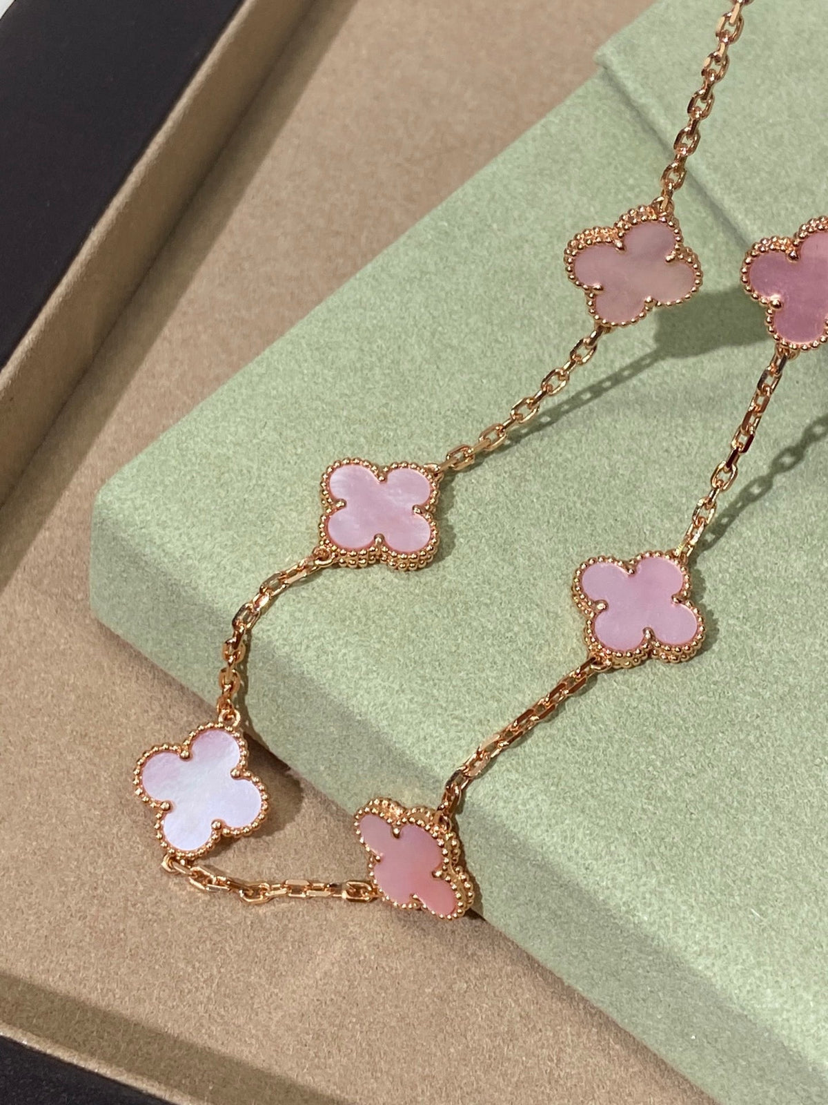 [Veyra Jewelry] Pink Necklace with Ten Clover Designs